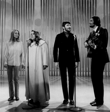 THE MAMAS & THE PAPAS - CALIFORNIA DREAMIN'.